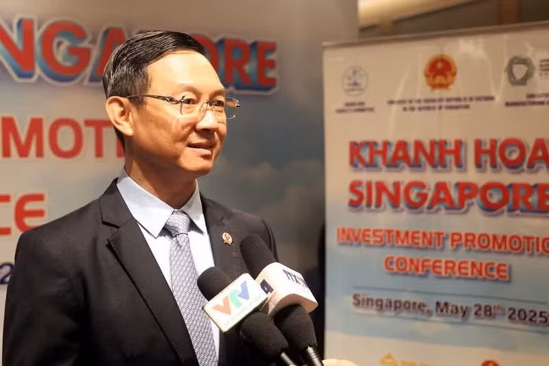 L'ambassadeur du Vietnam à Singapour, Tran Phuoc Anh, accorde un entretien à l’Agence vietnamienne d’information (VNA). Photo : VNA. 