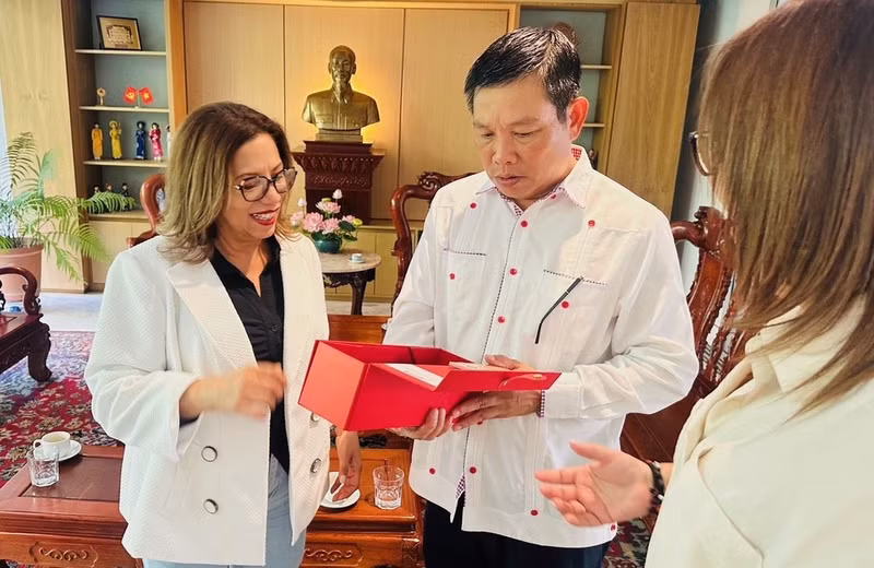 Tania Díaz remet un souvenir à l’ambassadeur Vu Trung My. (Source : ambassade du Vietnam au Venezuela)