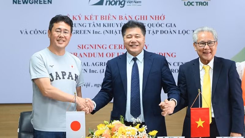 Les représentants du centre national de vulgarisation agricole, du groupe Loc Troi et de la société Newgreen (Japon) lors de la cérémonie de signature du protocole d’accord. (Photo : JICA)