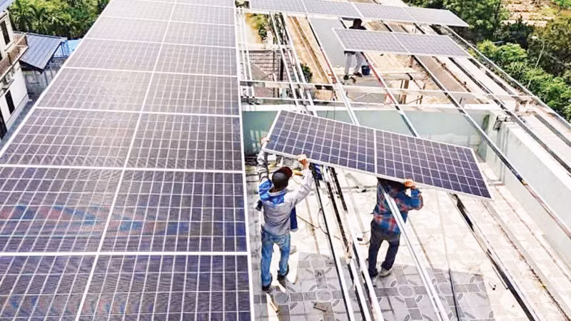 Installation de panneaux solaires photovoltaïques sur un toit. Photo : TRUNG NAM SOLAR.
