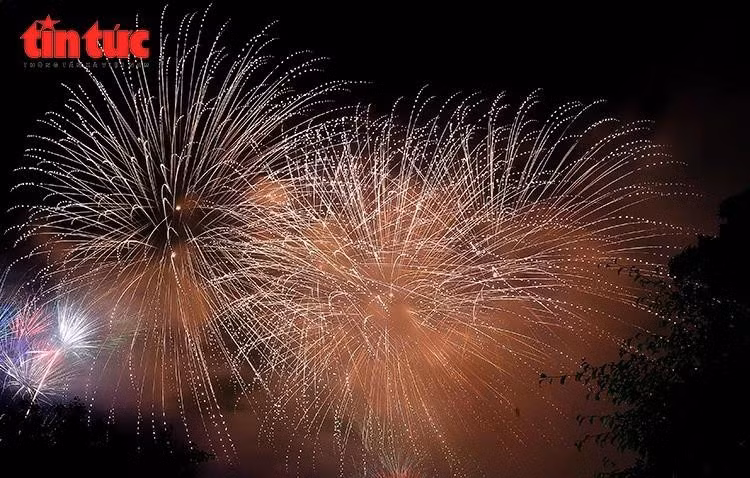 À Hanoï, cœur politique et culturel du pays, le Nouvel An lunaire du Cheval 2026 sera accueilli par 34 sites de tirs de feux d’artifice répartis dans l’ensemble des districts et communes. Photo: le journal Tin Tuc