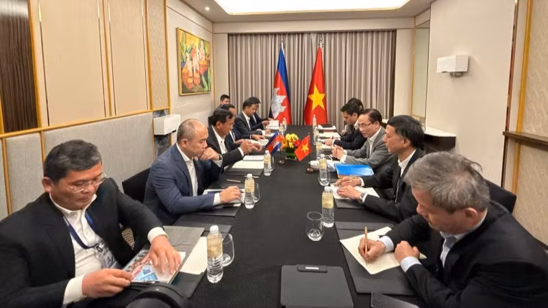 Le ministre vietnamien des Affaires étrangères, Le Hoai Trung, rencontre le vice-Premier ministre et chef de la diplomatie cambodgienne, Prak Sokhonn. (Photo : Ministère vietnamien des Affaires étrangères)
