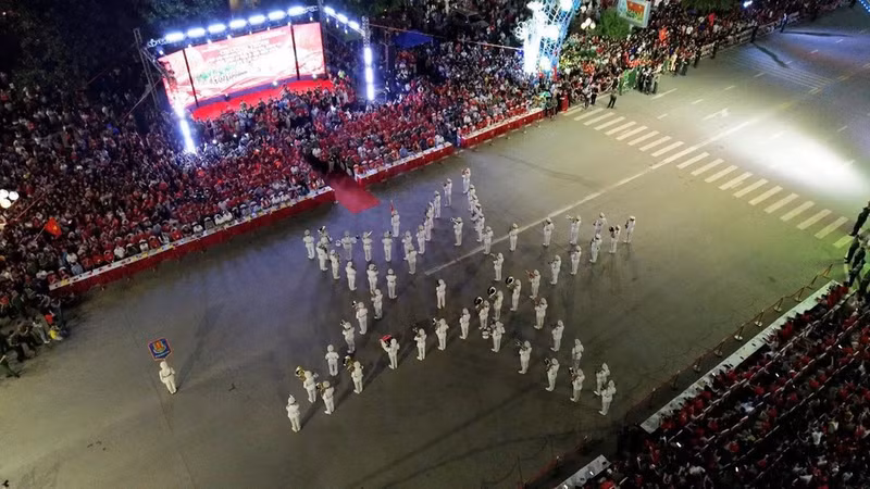 La fanfare se produit au centre de l’espace événementiel. Photo fournie par la Police de Lang Son.