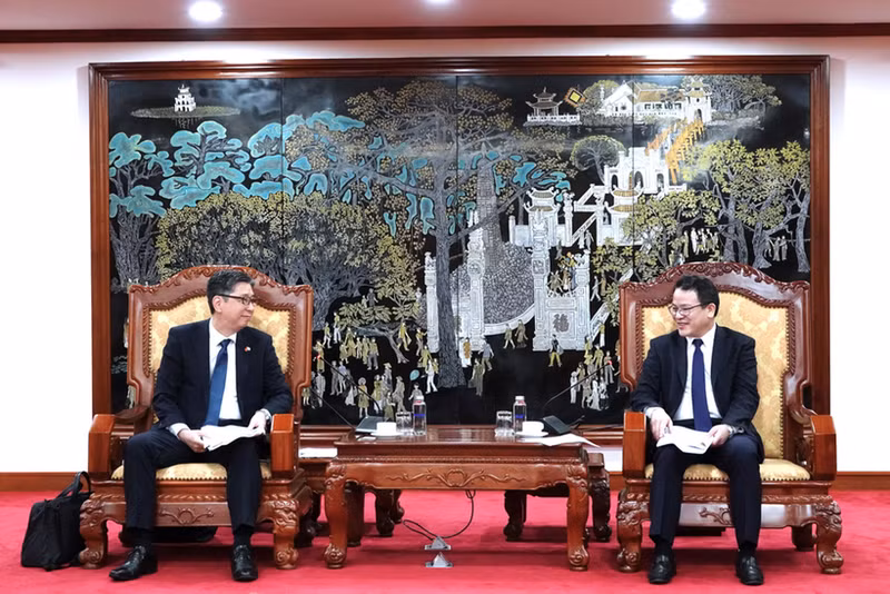 Le vice-ministre des Finances Tran Quoc Phuong (à droite) rencontre le vice-président principal de la JICA, Hayakawa Yuho, à Hanoï le 25 mai. (Photo : Ministère des Finances du Vietnam) 