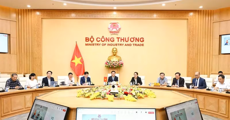 Le ministre vietnamien de l'Industrie et du Commerce, Nguyen Hong Dien, à la séance de négociation en ligne. Photo : baochinhphu.vn 