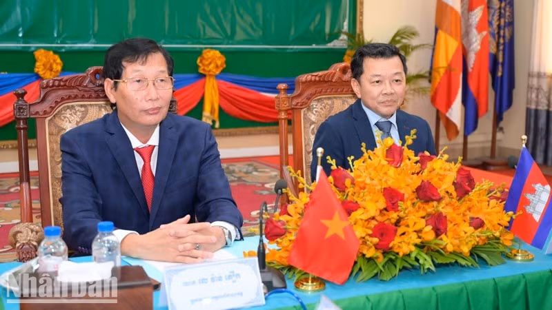 Le Van Phuoc (à gauche), vice-président du Comité populaire provincial d’An Giang, prend la parole lors de la cérémonie. (Photo : Phuong Vu)