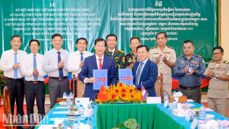 Les représentants des comités spécialisés des provinces d’An Giang et de Kep signent l’accord de coopération pour la saison sèche 2026-2027. (Photo : Phuong Vu)