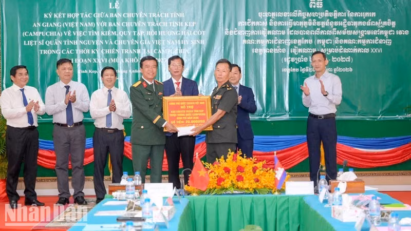 Mandaté par le Comité spécialisé du gouvernement vietnamien, le colonel Nguyen Viet Thang, commissaire politique du Commandement militaire provincial et vice-président du Comité spécialisé d’An Giang, remet à son homologue de Kep une aide de 20 000 dollars destinée aux opérations de la saison sèche 2026-2027. (Photo : Phuong Vu)