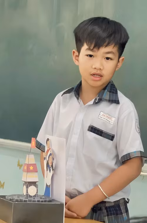 Cao Chi Khang lors de sa présentation sur la souveraineté maritime et insulaire à l’école.