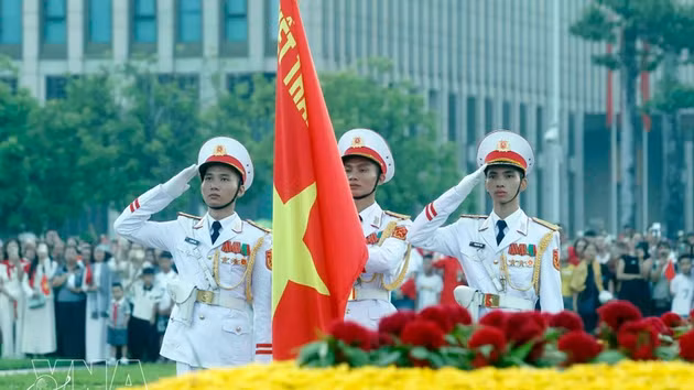 Cérémonie de lever du drapeau à Hanoi. Photo: VNA