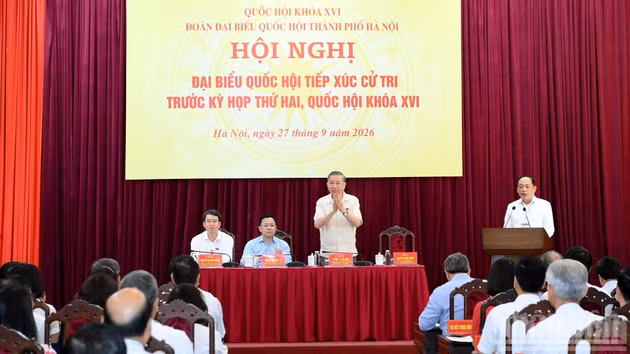 Le secrétaire général du Parti communiste du Vietnam (PCV) et président vietnamien, To Lam, accompagné des députés de la première circonscription de Hanoï, a rencontré des électeurs de dix quartiers de la capitale, avant la deuxième session de la 16e législature de l’Assemblée nationale. Photo : NDEL