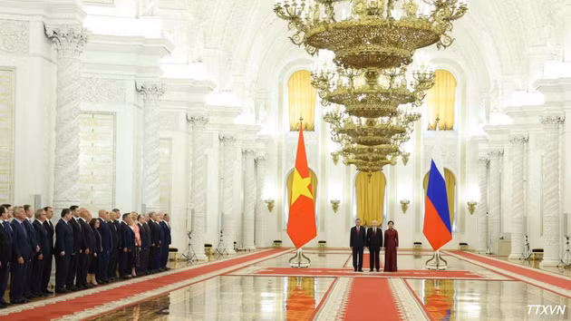 Le président russe Vladimir Poutine préside la cérémonie d'accueil du secrétaire général du Parti et président To Lam, de son épouse et de la délégation vietnamienne de haut niveau lors de leur visite d'État en Fédération de Russie. Photo : VNA.
