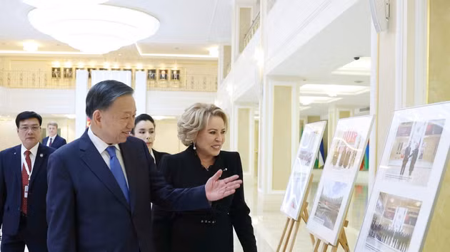 Le secrétaire général du Parti et président vietnamien, To Lam, et la présidente du Conseil de la Fédération de Russie, Valentina Matvienko, visitent une exposition de photos sur les relations entre les deux pays. Photo : VNA.