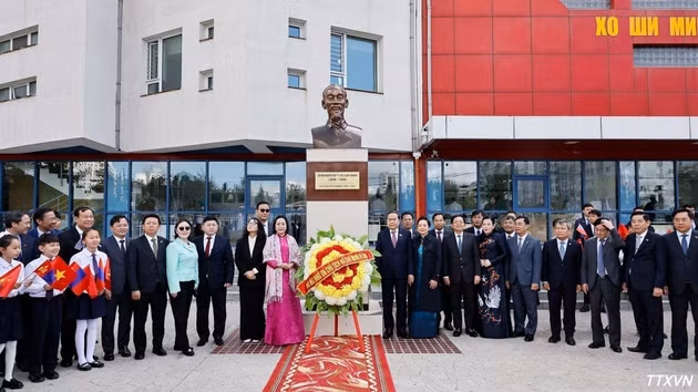 Le président de l'AN Tran Thanh Man, son épouse et la haute délégation déposent des fleurs devant le monument du Président Hô Chi Minh. Photo : VNA.