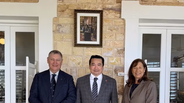 Le consul général du Vietnam à Perth, Pham Hai Anh (centre) rencontre le gouverneur de Darwin, David Connolly et son épouse. Photo : VNA.