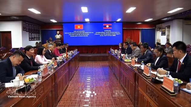 La séance de travail entre la délégation de la ville de Da Nang et la province de Xekong. Photo : VNA.