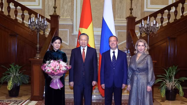 Le secrétaire général du PCV et président vietnamien, To Lam, et son épouse, aux côtés de Dmitri Medvedev, président du parti Russie unie et vice-président du Conseil de sécurité de la Fédération de Russie, et de son épouse. Photo : VNA.