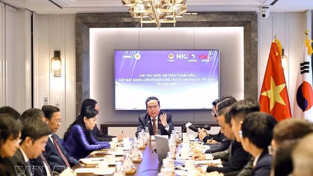Le président de l’Assemblée nationale Trân Thanh Mân rencontre, dans l’après-midi du 6 septembre, à Séoul, des membres du Réseau d’innovation et des experts vietnamiens en République de Corée. Photo : VNA