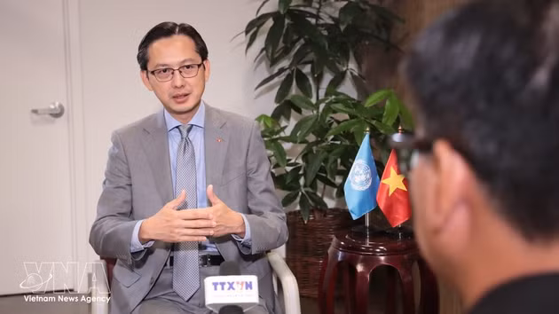 L’ambassadeur Du Hung Viet, chef de la Mission permanente du Vietnam auprès des Nations Unies, au micro de l’Agence vietnamienne d’information. Photo : VNA.