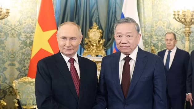 Le secrétaire général du Parti communiste du Vietnam, To Lam (droite) et le président russe Vladimir Poutine, en mai 2025 en Russie. Photo : VNA.