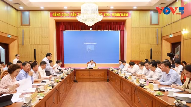 Le chef de la Commission centrale de la Communication, Trinh Van Quyêt, travaille avec les organismes compétents sur le rôle de la culture dans la réalisation des objectifs de croissance économique. Photo : VOV.