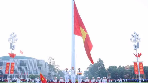 Cérémonie de lever du drapeau à Hanoi. Photo: VNA