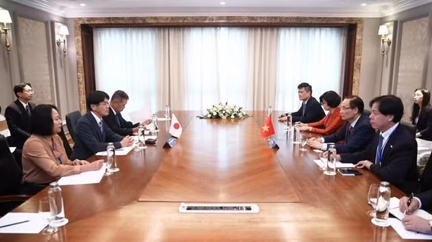 Le membre du Bureau politique et ministre des AE Le Hoai Trung a reçu ce dimanche 6 septembre le gouverneur de la préfecture japonaise de Nara, Yamashita Makoto. Photo : baoquocte.vn