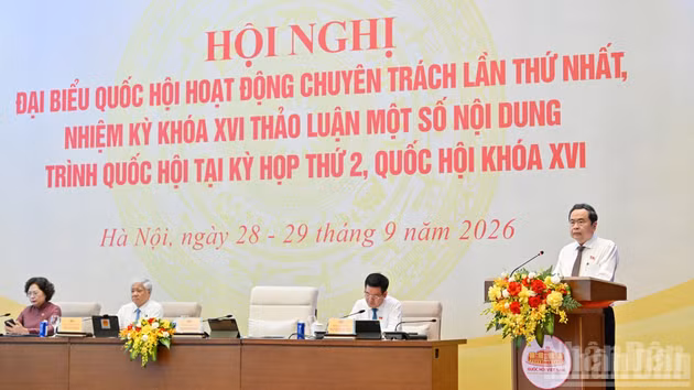 Le président de l'AN, Tran Thanh Man, prononce le discours d'ouverture de la première conférence des députés à plein temps de la 16e législature. Photo : NDEL.