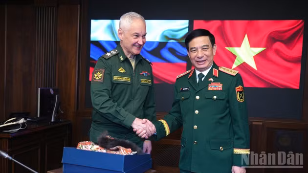 Le ministre vietnamien de la Défense, le général Phan Van Giang (à droite) et son homologue russe Andreï Belooussov. Photo : NDEL.