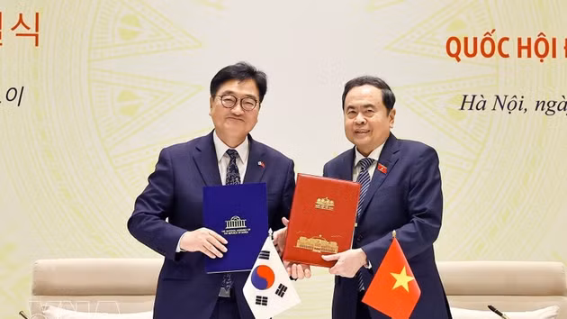 Le président de l’Assemblée nationale Tran Thanh Man et le président de l’Assemblée nationale de la République de Corée Woo Won Shik signent le mémorandum d’entente sur la coopération entre les deux Assemblées nationales. Photo : VNA