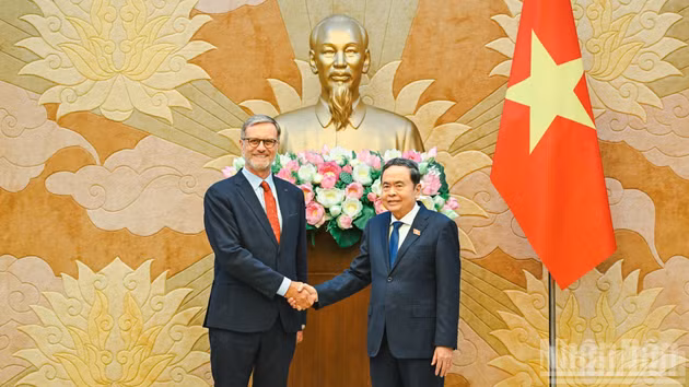 Le président de l'AN du Vietnam Tran Thanh Man (à droite) et l’ambassadeur de France au Vietnam, Olivier Brochet. Photo : NDEL.