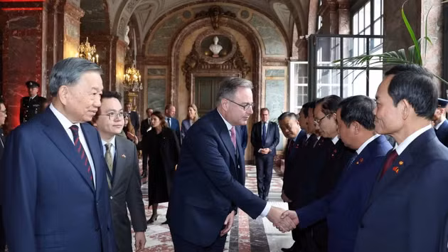 Le secrétaire général du Parti et président de la République, To Lam, présente les membres de la délégation vietnamienne de haut rang au Premier ministre belge, Bart De Wever. Photo : VNA