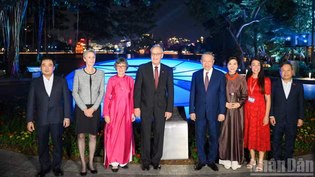 Le secrétaire général du Parti et président de la République, To Lam, et son épouse, avec le président suisse Guy Parmelin, son épouse et les membres de la délégation posent devant l'horloge florale suisse géante, située au bord du lac Hoan Kiem. Ce cadeau symbolique avait été offert à Hanoï par le maire de Berne (Suisse) à l'occasion du millénaire de Thang Long-Hanoï, en 2010. Photo : NDEL