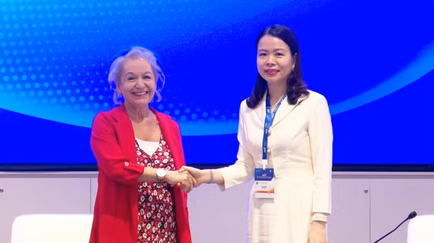 La vice-ministre vietnamienne des AE, Nguyen Minh Hang (à droite) reçoit la baronne Rosalie Winterton. Photo : baoquocte.vn.