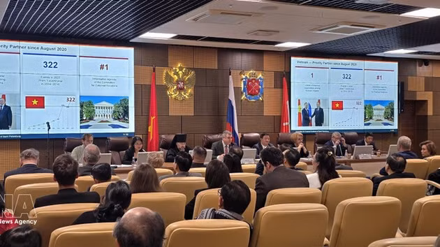 Présentation de réalisations du Vietnam au Forum de la diplomatie populaire Vietnam-Russie à Saint-Pétersbourg. Photo : VNA.