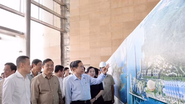 Le président de l’Assemblée nationale, Tran Thanh Man inspecte le chantier du centre de conférences de l’APEC. Photo : VOV.