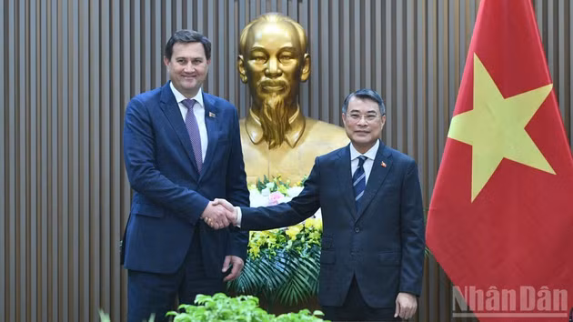 Le Premier ministre Le Minh Hung (à droite) et le ministre biélorusse des Affaires étrangères, Maxim Ryzhenkov. Photo : NDEL.