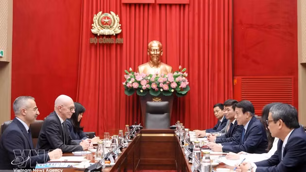Le général Luong Tam Quang, membre du Bureau politique et ministre de la Sécurité publique reçoit le professeur Graham Carr, recteur et vice-chancelier de l'Université Concordia. Photo : VNA.