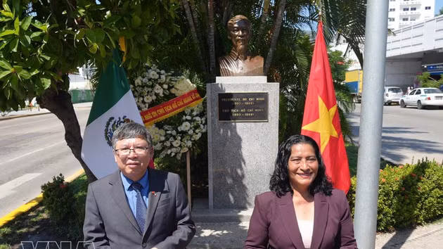 L'ambassadeur du Vietnam au Mexique, Nguyen Van Hai, et la maire d'Acapulco, Abelina López Rodríguez, lors de la cérémonie d'inauguration de la statue restaurée du Président Hô Chi Minh. Photo : VNA.