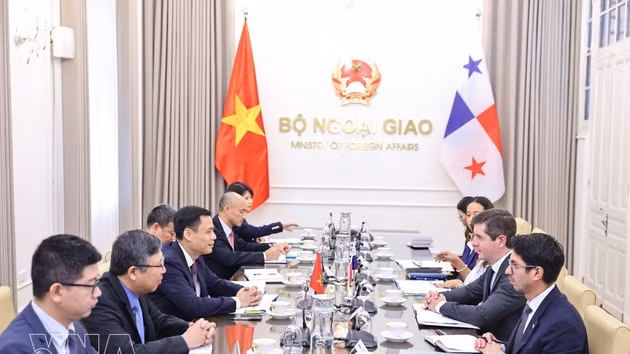 Le vice-ministre vietnamien des Affaires étrangères Dang Hoang Giang et le vice-ministre panaméen des Affaires étrangères Carlos A. Hoyos coprésident, le 28 juillet 2026 à Hanoï, la deuxième réunion de consultations politiques Vietnam-Panama. Photo : VNA