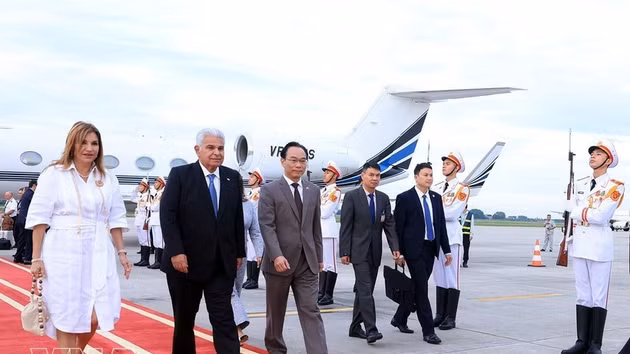 Le président panaméen José Raúl Mulino et son épouse Maricel Cohen De Mulino sont arrivés le 5 octobre à l'aéroport international de Noi Bai, entamant leur visite officielle au Vietnam. Photo : VNA.