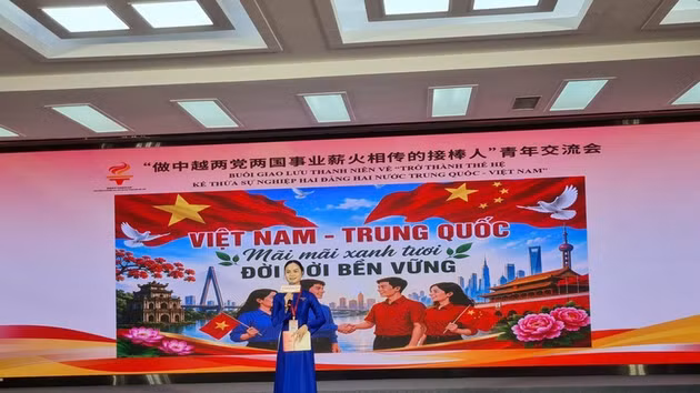 Do Ngoc Linh, secrétaire de la section de l'Union de la jeunesse communiste Ho Chi Minh du quartier de Phu Thuong à Hanoï, partage ses sentiments sur l'amitié entre les deux pays. Photo : VNA.