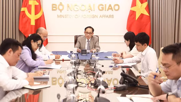 Le ministre vietnamien des Affaires étrangères Le Hoai Trung s’est entretenu par téléphone avec son homologue canadienne Anita Anand. Photo : VNA.