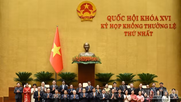 Le président de l’Assemblée nationale, Tran Thanh Man, avec des représentants de l’Organisation des parlementaires d’amitié du Vietnam de la 16e législature et des délégués internationaux. Photo : NDEL.