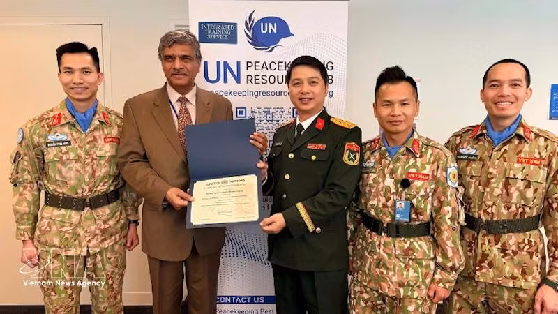 Remise du certificat des Nations Unies attestant que le cours UNSOC répond aux standards internationaux. Photo: VNA. 