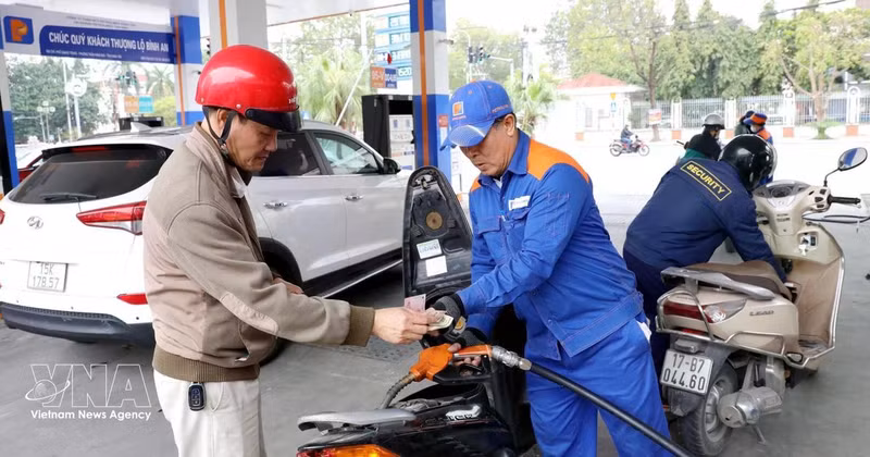 Le Premier ministre ordonne des mesures d'urgence pour sécuriser l'approvisionnement en carburant. Photo : VNA.