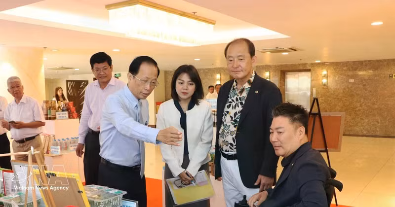 Des responsables de la province de Vinh Long (Vietnam) présentent des produits locaux typiques aux dirigeants de la ville de Daejeon (République de Corée). Photo : VNA.