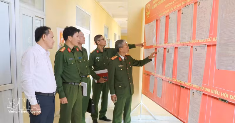 Une délégation du Département de la sécurité publique de Ninh Binh inspecte les préparatifs des élections au Centre de détention n° 2, dans le quartier de Ly Thuong Kiêt. Photo : VNA. 