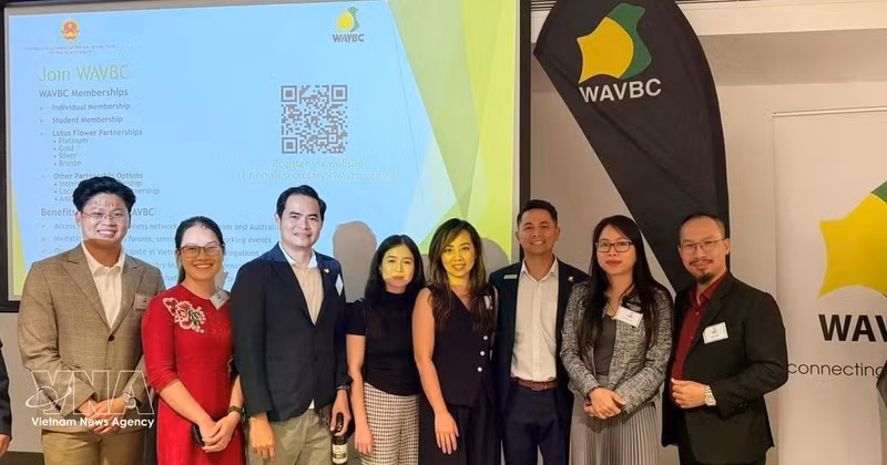 La consule générale Nguyen Thanh Ha (deuxième à droite) avec des représentants d'entreprises participant au forum. Photo : VNA.