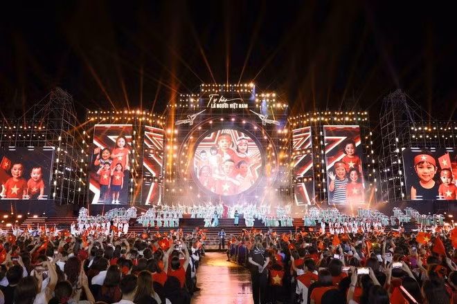Le spectacle artistique spécial intitulé « Fiers d’être Vietnamiens » réunissant plus de 30.000 spectateurs et des millions de téléspectateurs à l’intérieur comme à l’extérieur du pays grâce à la retransmission télévisée et numérique. Photo : VNA